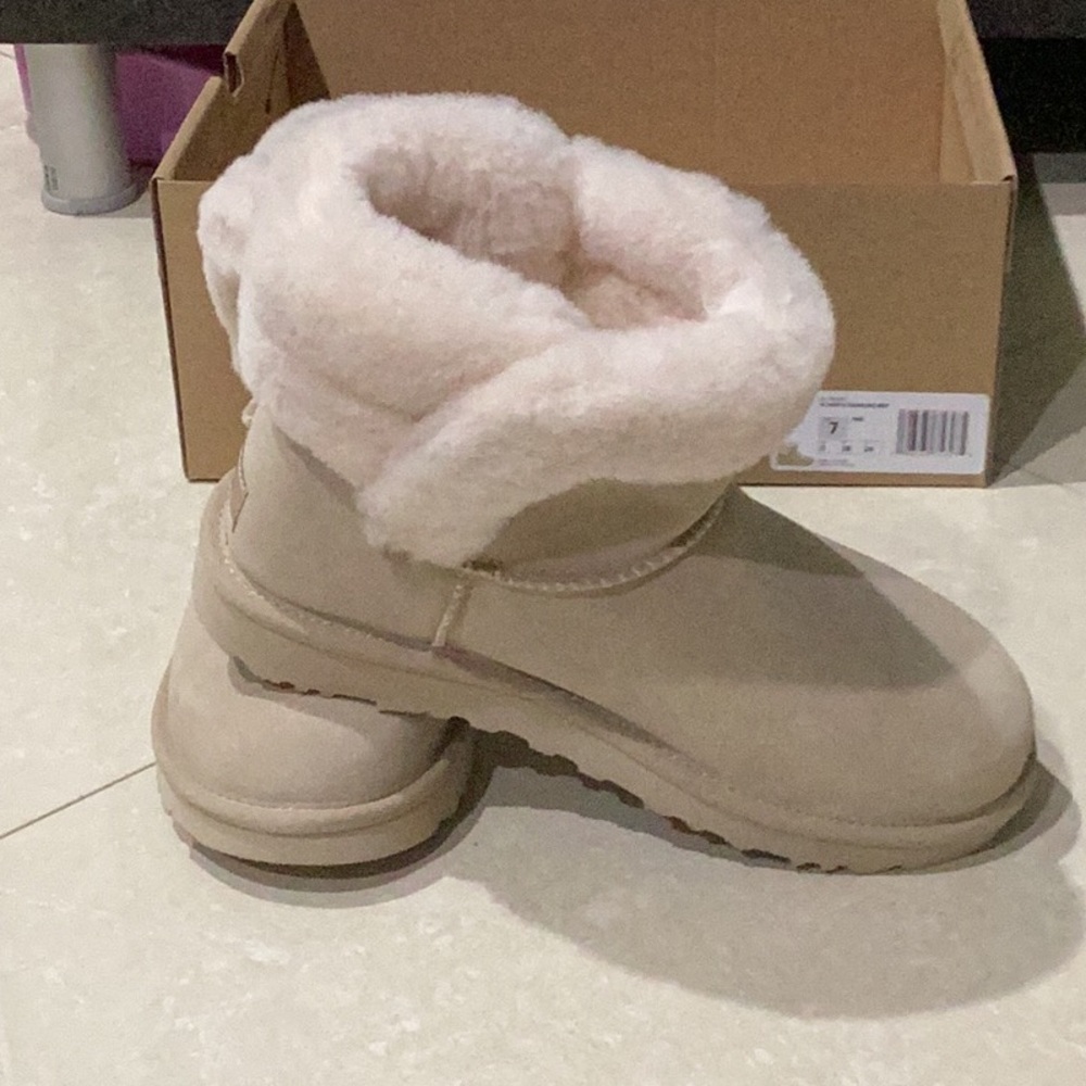 Saniya Shearling Mini Boots UGG